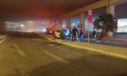 To προσωπικό του Release Athens απεγκλωβίζει οδηγό από το φλεγόμενο ΙΧ του (video, φωτ.)