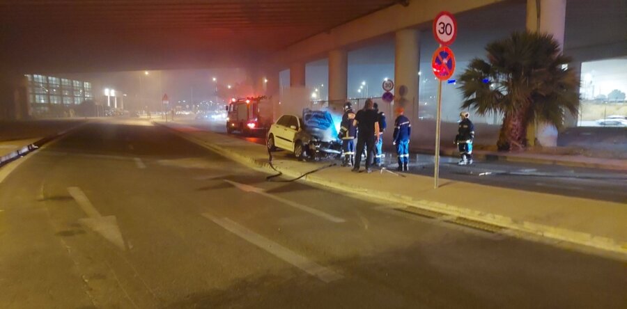 To προσωπικό του Release Athens απεγκλωβίζει οδηγό από το φλεγόμενο ΙΧ του (video, φωτ.)