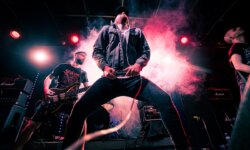 Νέο single για τους Above Us The Waves – “Cliffhanger” (Official Video)