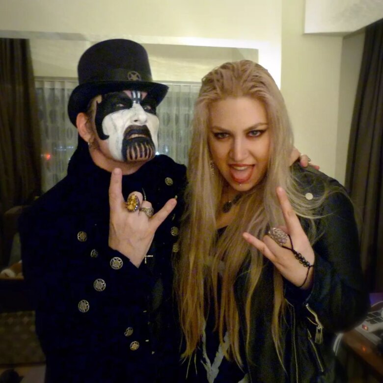 Η Ελληνίδα HEL PYRE μέλος της μπάντας του KING DIAMOND!