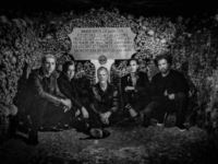 QOTSA: ALIVE IN THE CATACOMBS – Στις 13 Ιουνίου κυκλοφορεί ψηφιακά και στις 22 Αυγούστου σε συλλεκτικό βινύλιο