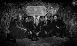 QOTSA: ALIVE IN THE CATACOMBS –  Στις 13 Ιουνίου κυκλοφορεί ψηφιακά και στις 22 Αυγούστου σε συλλεκτικό βινύλιο