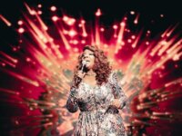 Gloria Gaynor: Η θρυλική ερμηνεύτρια του “I will survive” στη σκηνή του Sani Festival για μια βραδιά γεμάτη ενέργεια και συγκίνηση.