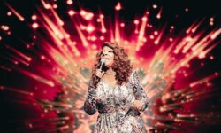 Gloria Gaynor: Η θρυλική ερμηνεύτρια του “I will survive” στη σκηνή του Sani Festival για μια βραδιά γεμάτη ενέργεια και συγκίνηση.