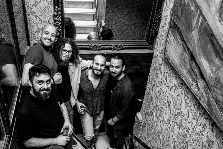 Οι Crossroads κυκλοφόρησαν το debut album τους με τίτλο “Θυσίες”.
