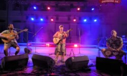 Ανταπόκριση: MANU CHAO “Ultra Acoustico” w/ Ντίνος Σαδίκης (Εν Πλω) @ Μονή Λαζαριστών, Θεσσαλονίκη (12/09/2025)