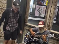 BRUCE DICKINSON: Τραγούδησε Judas Priest μαζί με έναν μουσικό του δρόμου!