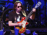 Ο Ace Frehley (πρώην κιθαρίστας των KISS) σε μηχανική υποστήριξη μετά από εγκεφαλική αιμορραγία