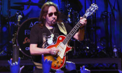 Ο Ace Frehley (πρώην κιθαρίστας των KISS) σε μηχανική υποστήριξη μετά από εγκεφαλική αιμορραγία