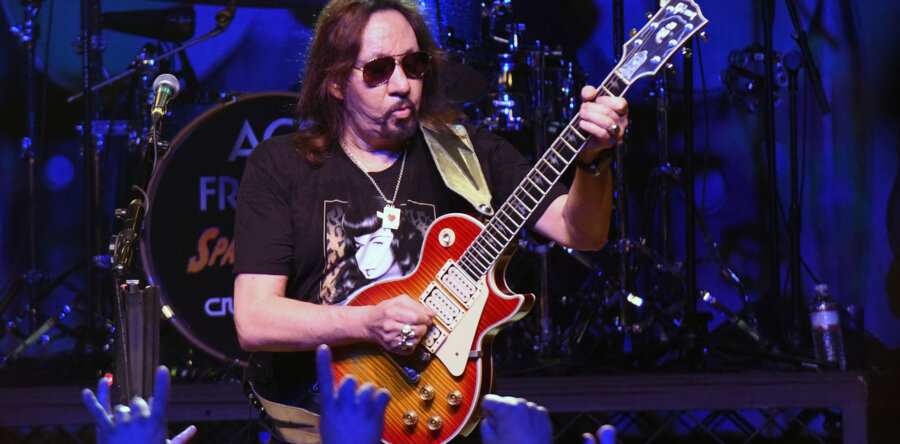 Ο Ace Frehley (πρώην κιθαρίστας των KISS) σε μηχανική υποστήριξη μετά από εγκεφαλική αιμορραγία