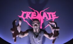 Οι CREMATE γεφυρώνουν 30 χρόνια χάους με το νέο lyric video «Human»