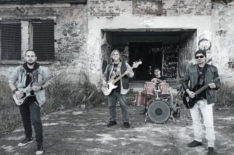 ROYAL ALTAR παρουσιάζουν νέο video – διασκευή στο “Rich Men North Of Richmond”