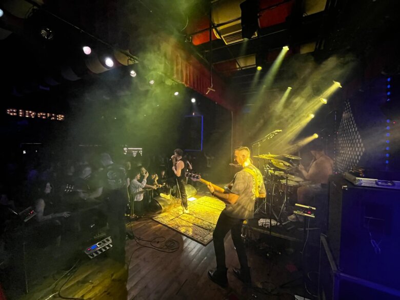 MAGIC BUS στο RockOverdose: “Οι Τρύπες ζουν ξανά στο υπόγειο του An Club”