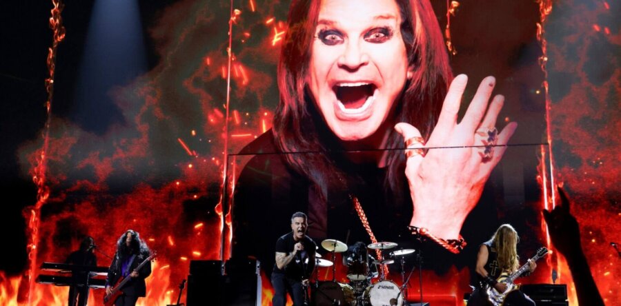 Ο Robbie Williams στο πλευρό των συνεργατών του Ozzy σε ένα ιστορικό tribute στα BRIT Awards (Video)