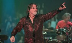 BOSTON: Απεβίωσε ο τραγουδιστής Tommy DeCarlo