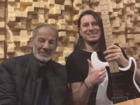 BOB KATSIONIS: Από διασκευή του Ξαρχάκου… σε συνεργασία με τον ίδιο τον Μαέστρο!